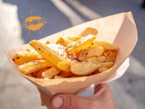 Patatine fritte croccanti in un cuoppo