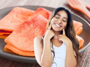 sfondo crepes arancioni su piatto e ragazza che fa gesto per dire bontà