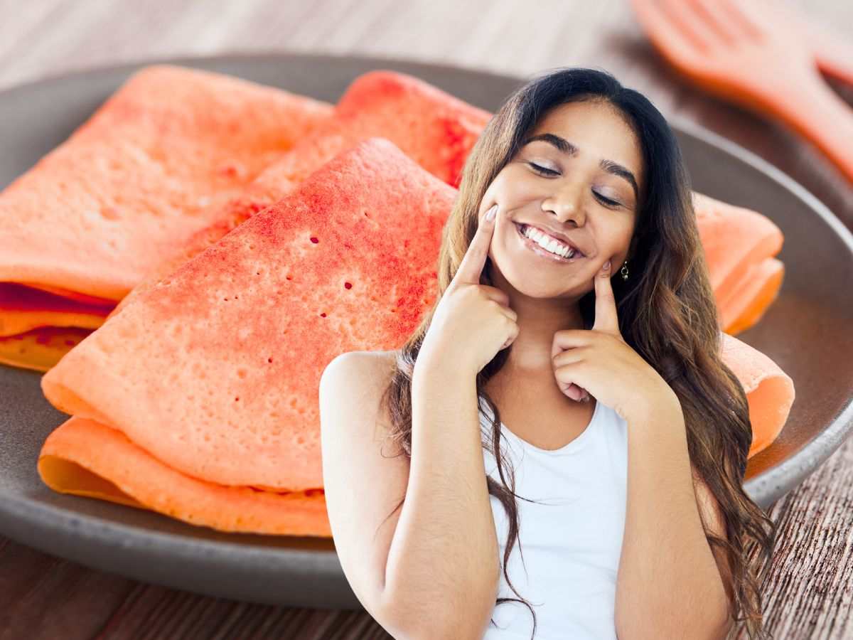 sfondo crepes arancioni su piatto e ragazza che fa gesto per dire bontà