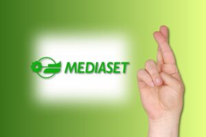 Logo Mediaset e dita incrociate