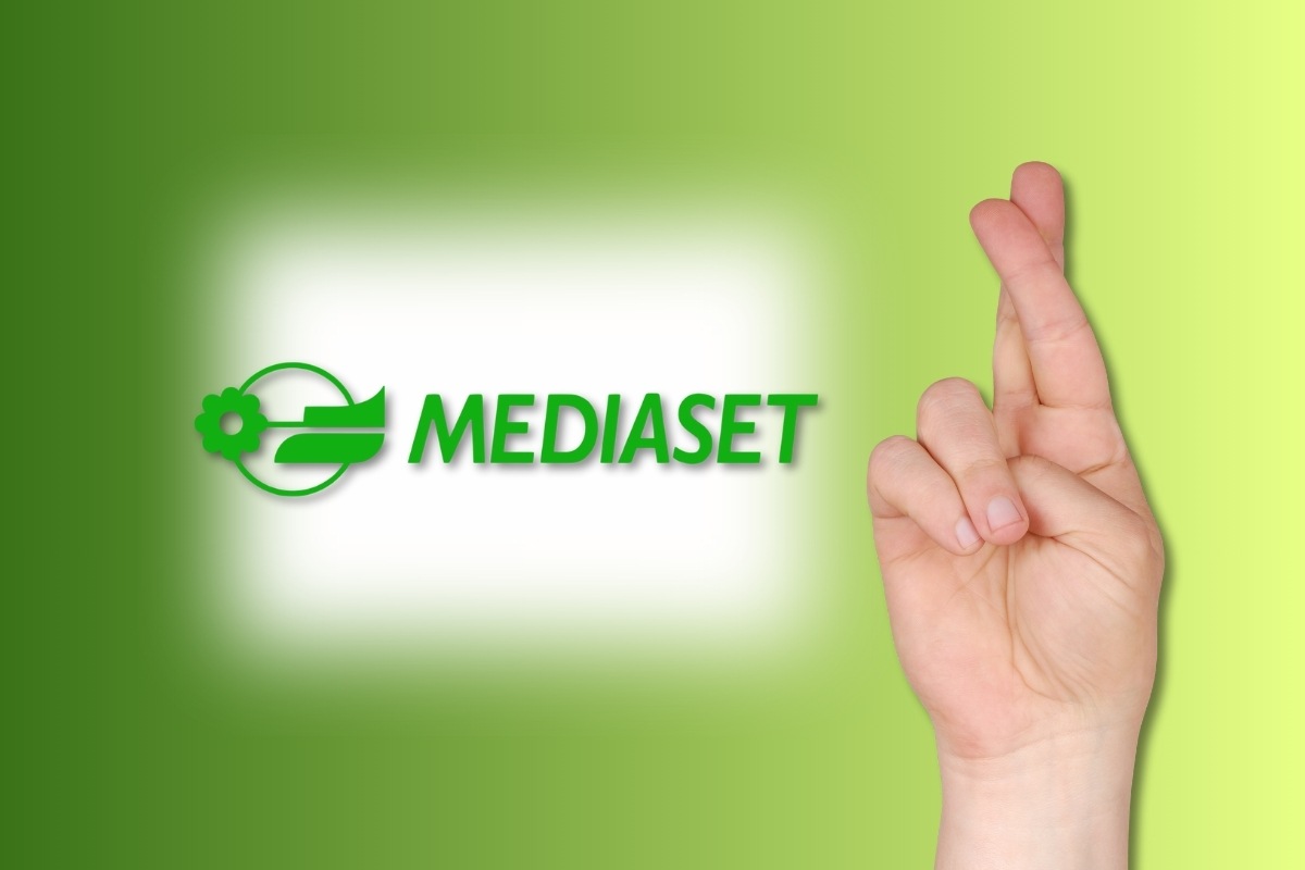 Logo Mediaset e dita incrociate