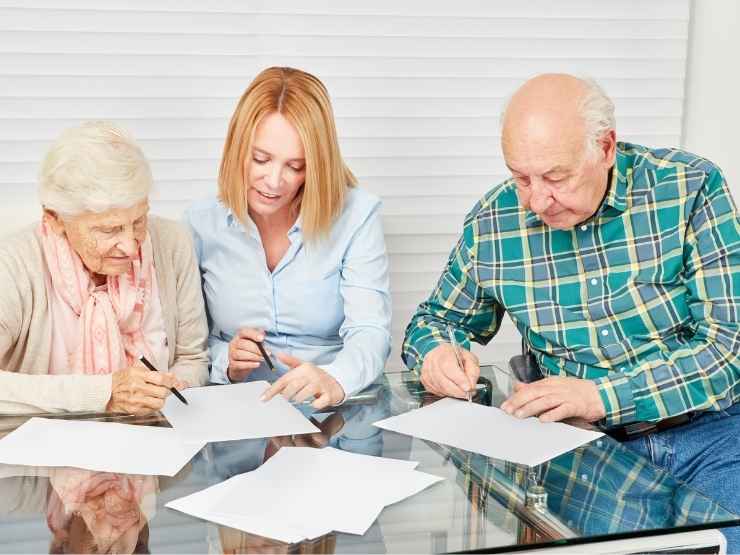 Pensionati che sono alle prese con i calcoli