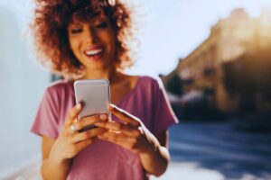 Ragazza sorridente che utilizza smartphone