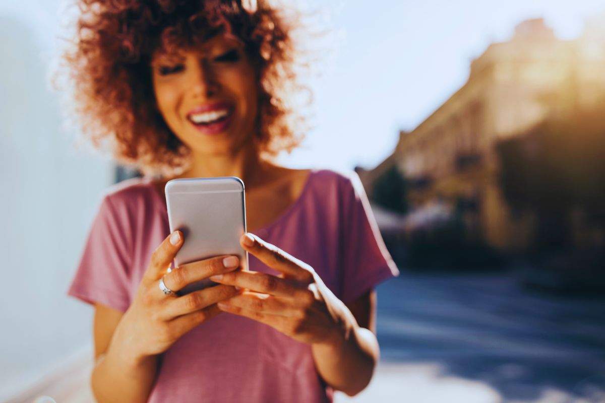 Ragazza sorridente che utilizza smartphone