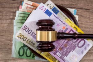 Martello giudice sopra a banconote euro
