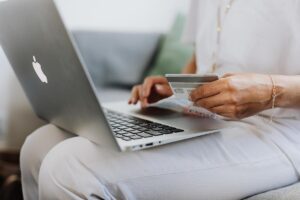 persona con computer, carta di credito