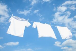 maglie bianche stese ad asciugare