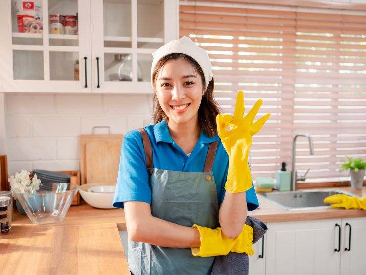 donna che fa ok in una cucina pulita