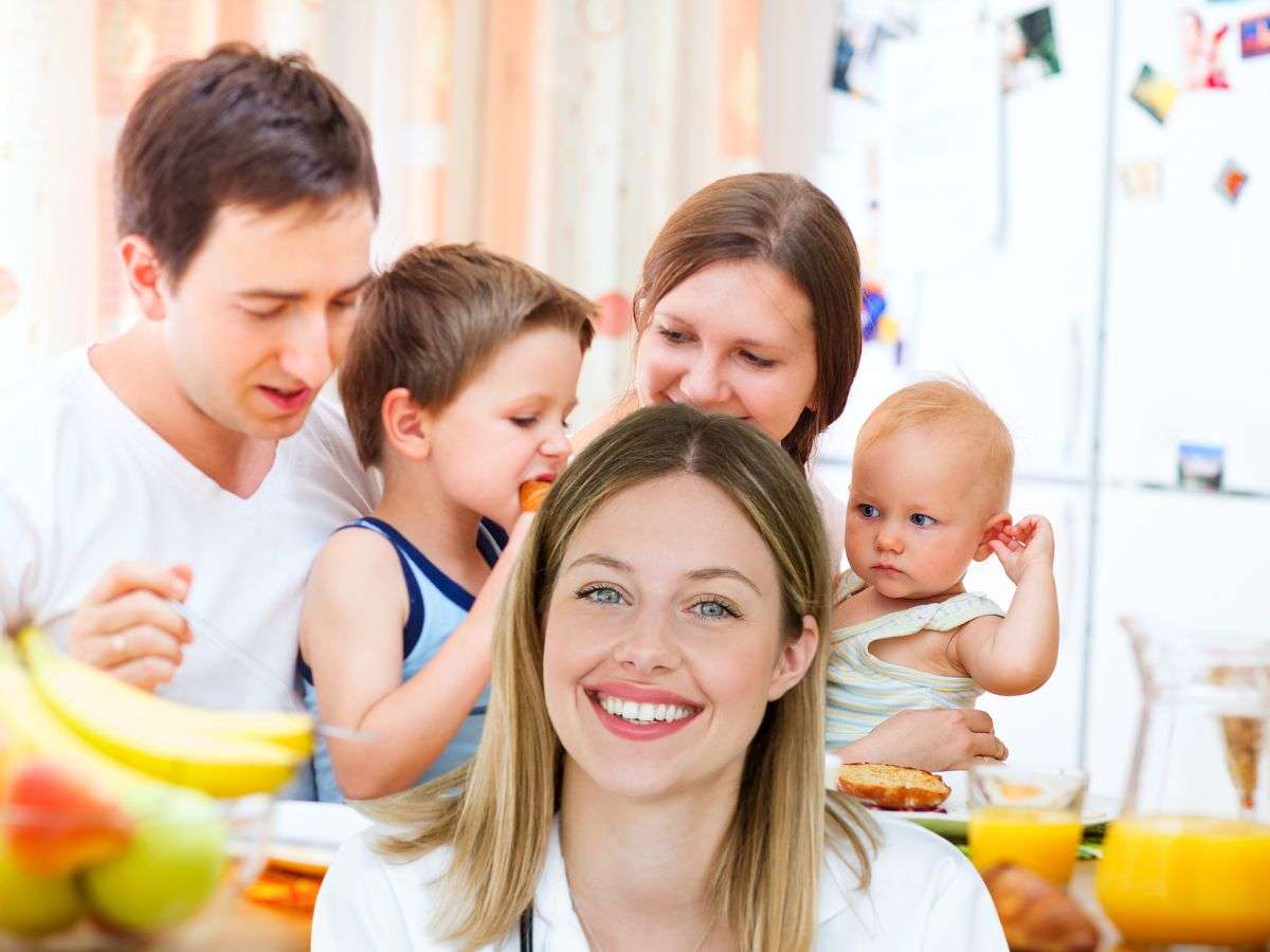 sfondo famiglia che fa colazione e nutrizionista