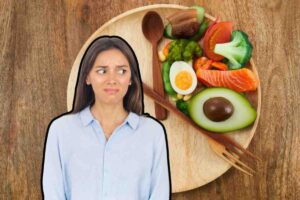 Piatto con cibo e donna che guarda di lato