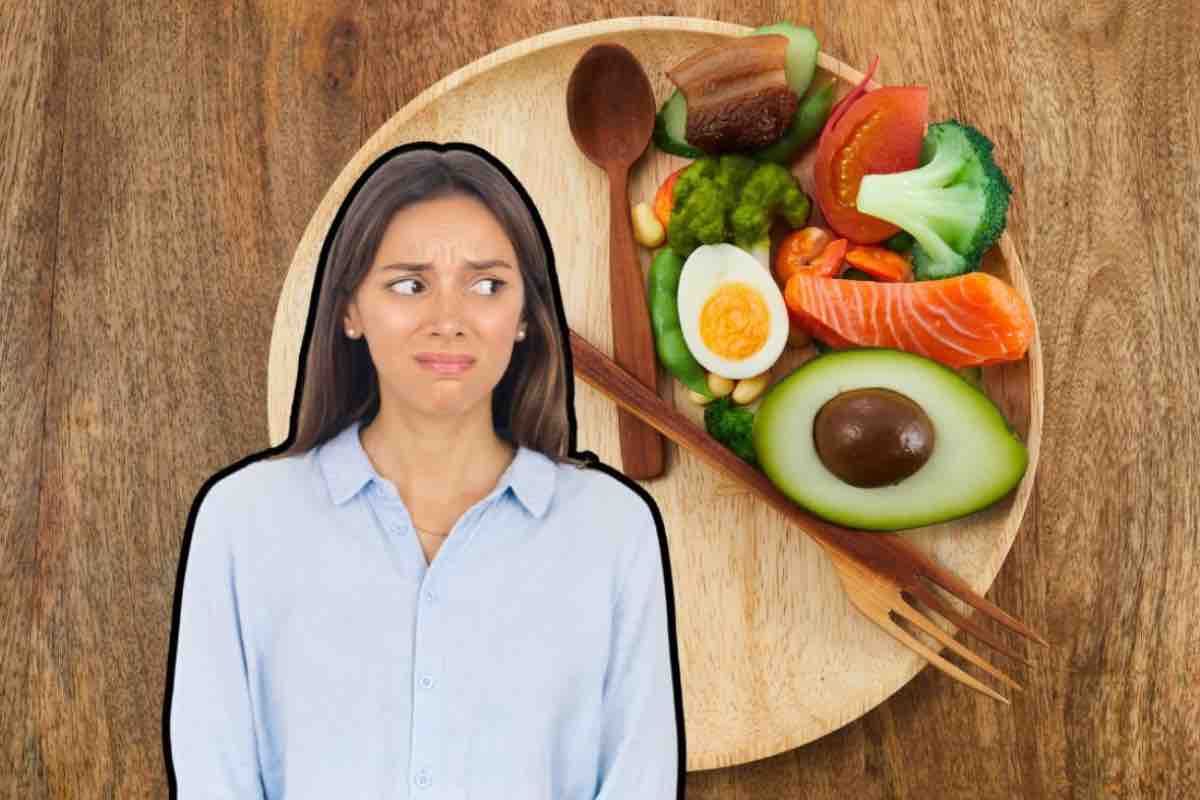 Piatto con cibo e donna che guarda di lato