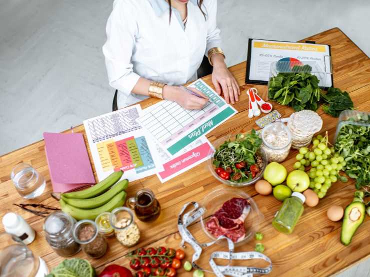 nutrizionista con cibi sulla scrivania