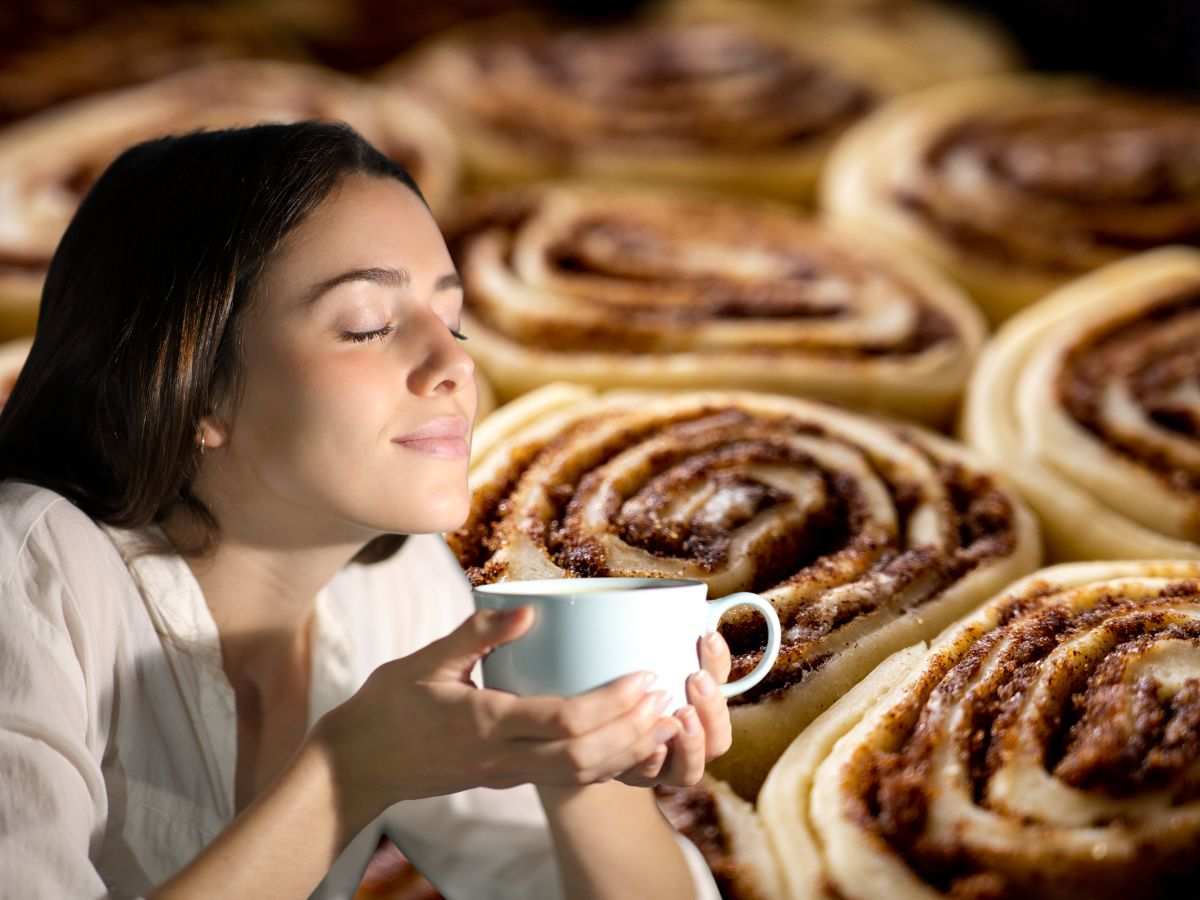 sfondo girelle e donna che odora con tazza in mano