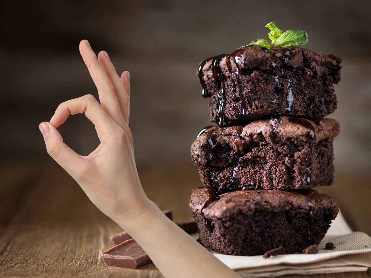 sfondo brownies e mano che fa ok