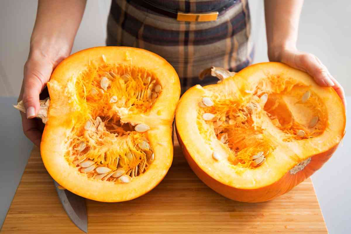 Zucca aperta a metà con semi all'interno