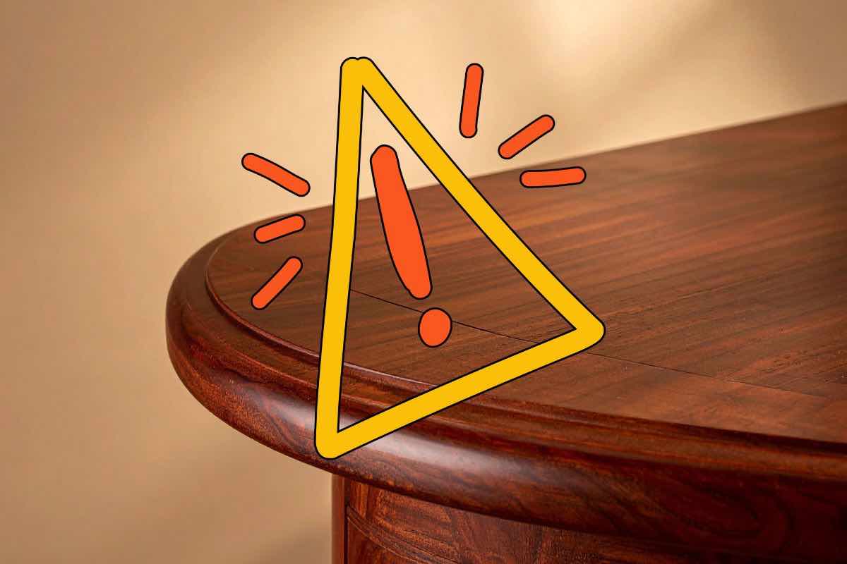 Mobile legno con segno attenzione disegnato