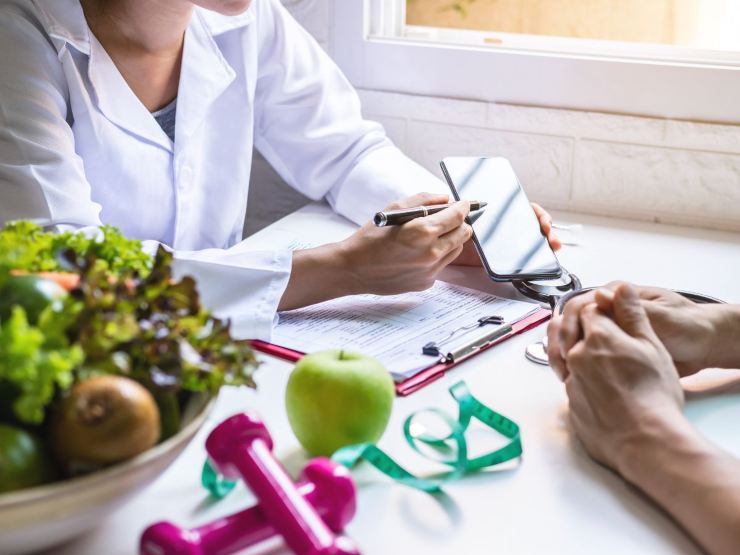 nutrizionista che parla con paziente 