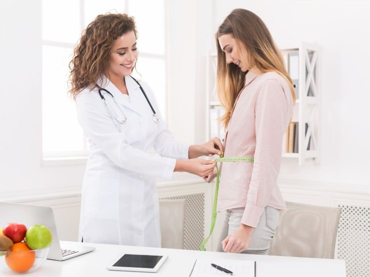 nutrizionista visita donna