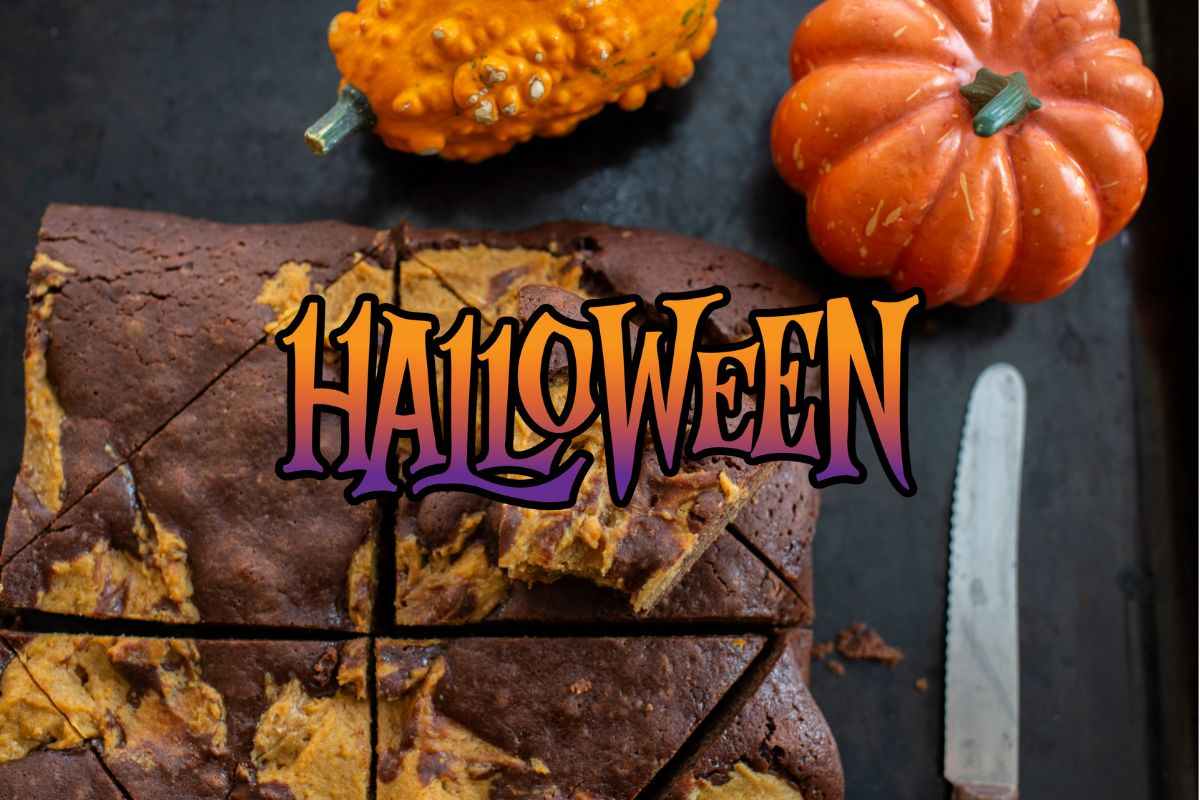 torta con zucca e cioccolato e scritta halloween